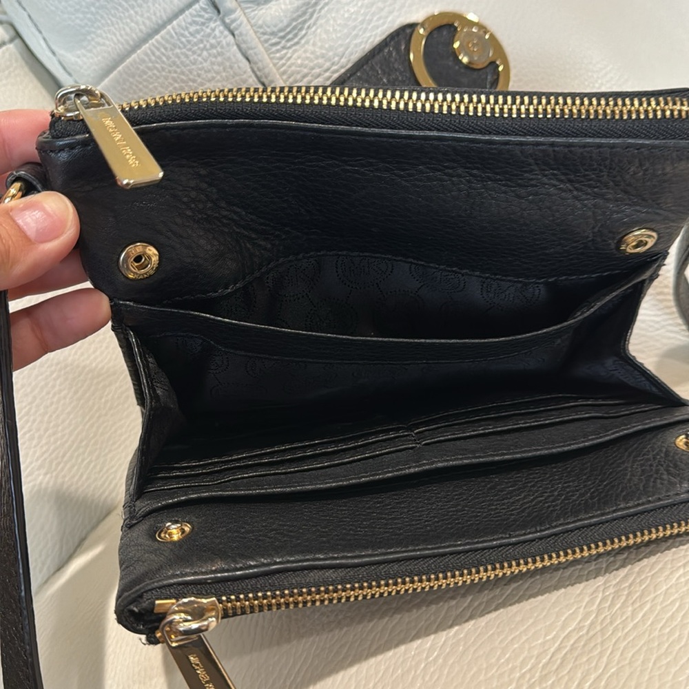 Authentic Leather Michael Kors crossbody bag. - Picture 6 of 14